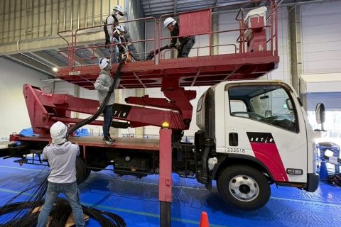 【高圧自家消費型】高所作業車でケーブル配線作業