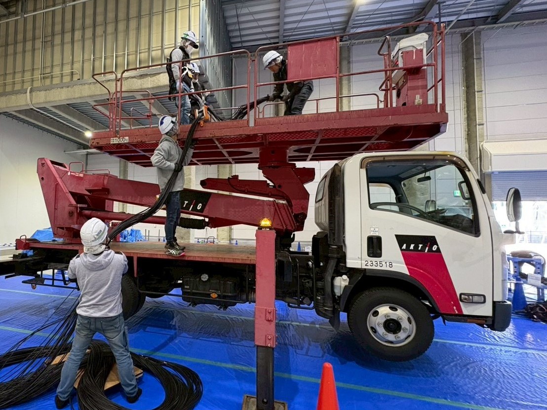 【高圧自家消費型】高所作業車でケーブル配線作業