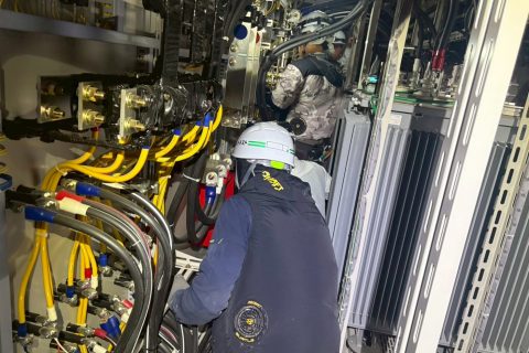 【高圧受変電設備】高圧受変電盤内の改修作業