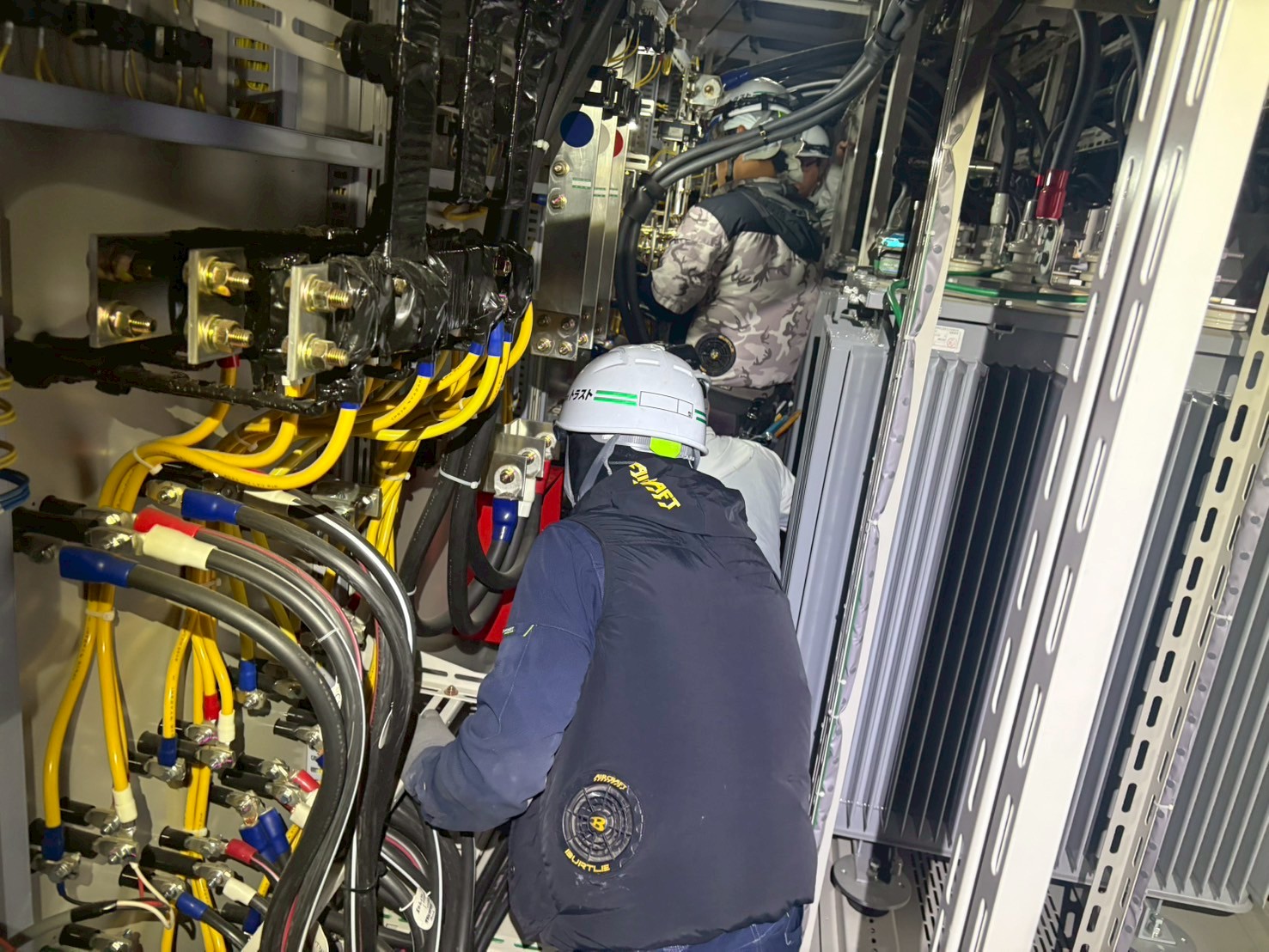 【高圧受変電設備】高圧受変電盤内の改修作業