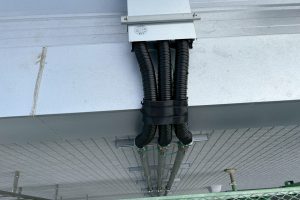 【太陽光発電設備】防水性と耐久性を考慮した、金属製電線管への幹線渡り（屋外配線）施工