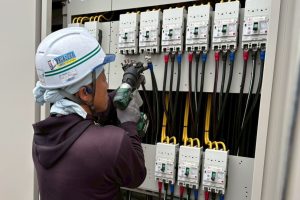 【太陽光発電設備】受変電設備（キュービクル）内ブレーカーへの幹線ケーブル圧着・結線工事
