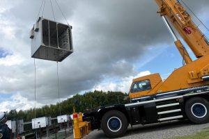 【その他】ラフタークレーンによるキュービクル撤去作業