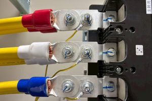 【高圧受変電設備】主幹ブレーカーへの電源ケーブル接続