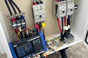 【各種試験】電力品質アナライザの接続・測定状況