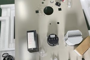 【その他】太陽光用饋電盤_保護継電器・計器類の取付作業