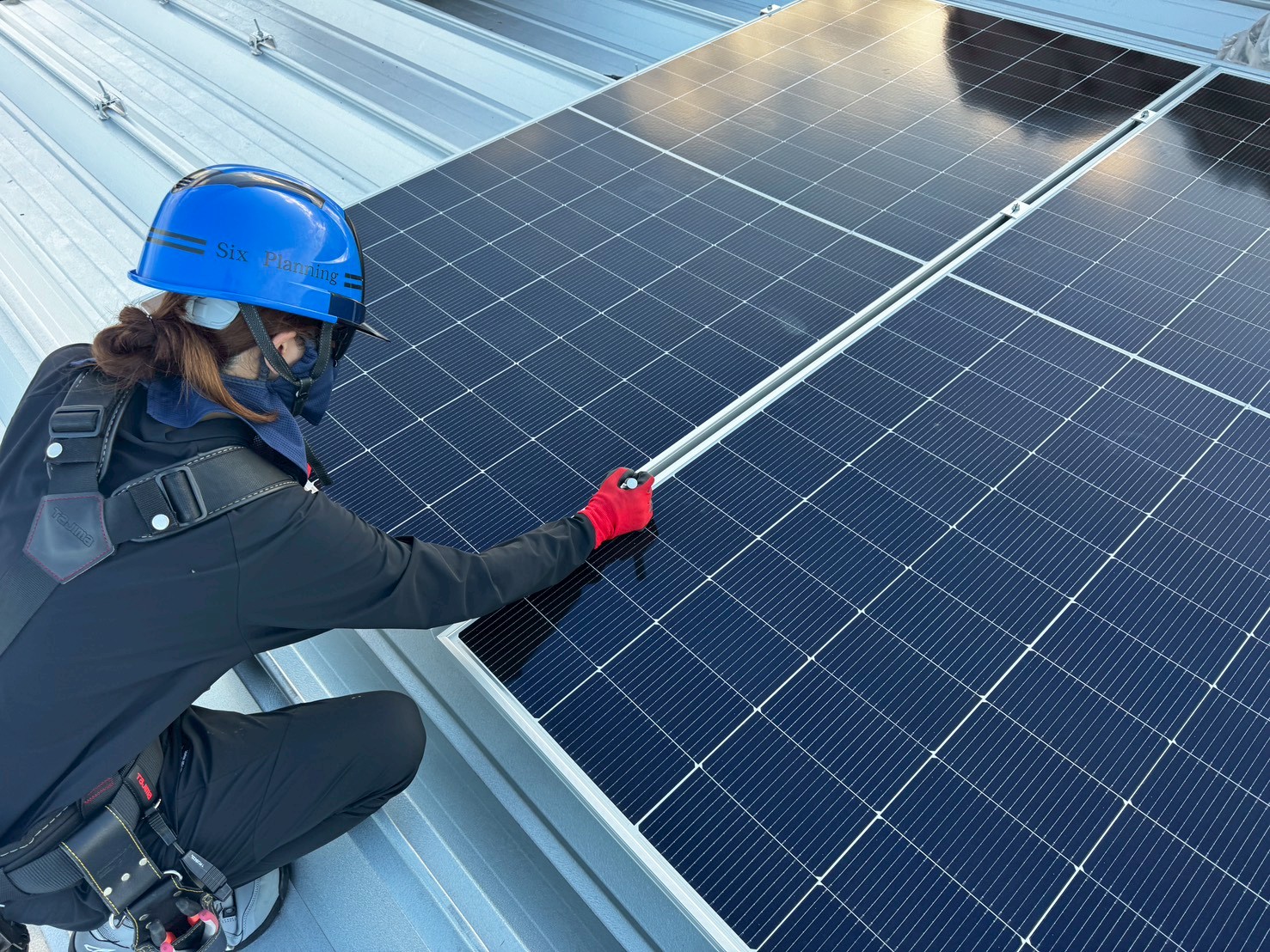 【高圧自家消費型】折板屋根への太陽光パネル設置・固定工事