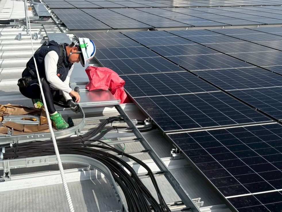 【高圧自家消費型】折板屋根上における太陽光パネル設置とケーブルラック配線工事