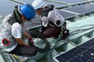 【高圧自家消費型】折板屋根上における太陽光パネル幹線ケーブルの布設・配線工事