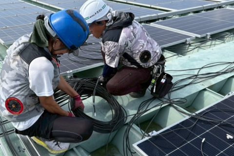 【高圧自家消費型】折板屋根上における太陽光パネル幹線ケーブルの布設・配線工事