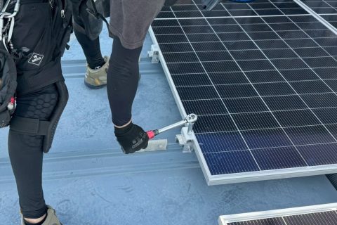 【高圧自家消費型】パネル固定金具のトルク締め付け