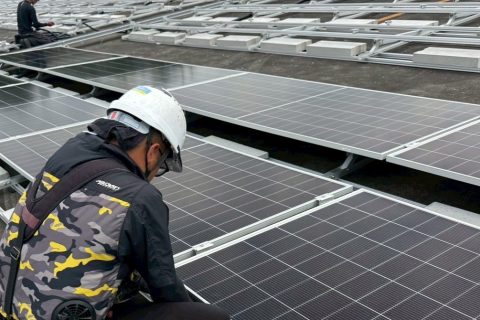 【高圧自家消費型】屋根置き型架台へ太陽光パネル設置作業