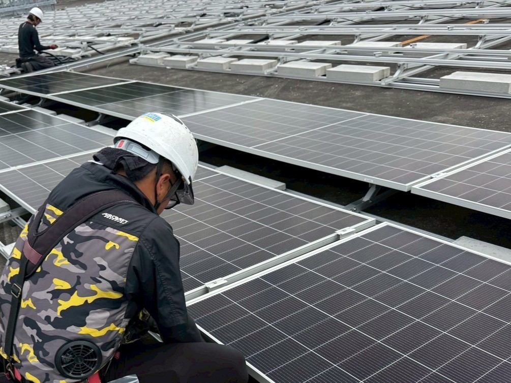 【高圧自家消費型】屋根置き型架台へ太陽光パネル設置作業