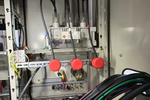 【高圧受変電設備工事】高圧受変電盤改修後の盤内全景