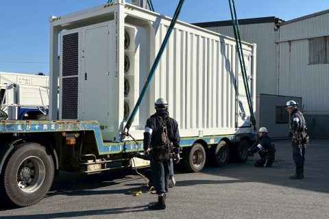 系統用蓄電池の楊重写真