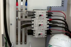 【高圧受変電設備】動力盤内部のMCCB取付・配線工事