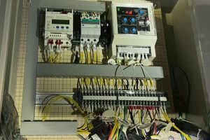 【高圧受変電設備】継電器盤の盤内配線・機器取付完了