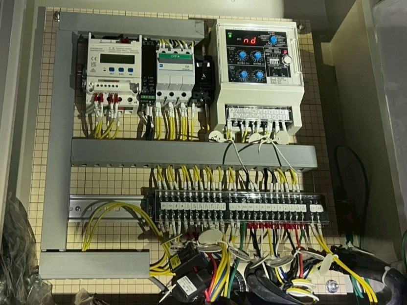 【高圧受変電設備】継電器盤の盤内配線・機器取付完了