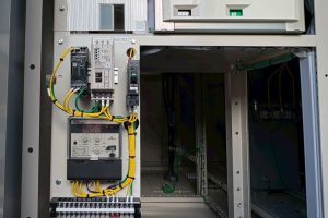 【太陽光発電設備】キュービクル内高圧遮断器（VCB）周辺および太陽光設備外部警報端子の配線仕上がり