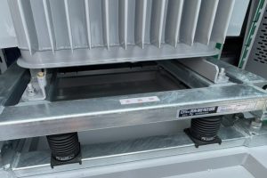 【高圧受変電設備】変圧器（トランス）の耐震装置