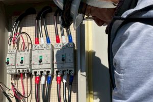 【高圧受変電設備】低圧ブレーカー・配線確認作業