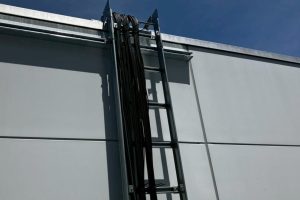 【高圧自家消費型】垂直用ケーブルラックを使用した外壁面の幹線ケーブル縦引き配線工事