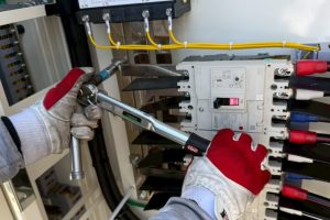 【高圧受変電設備】動力盤改修工事｜トルクレンチによるMCCB端子締付作業