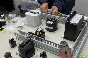 【その他】太陽光用饋電盤_保護継電器・計器類の配線作業
