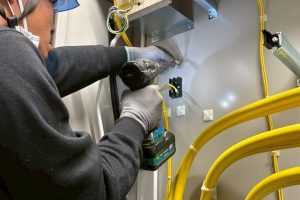 【高圧受変電設備】集電盤内の機器取付作業