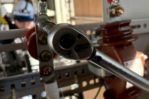 【高圧受変電設備】LBS接続部 ボルト締付作業