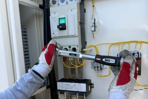 【高圧受変電設備】動力盤改修工事｜MCCB端子のトルク管理・締付作業
