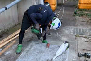 【高圧自家消費型】災害に負けない確実な足回り：仕様規定に基づいたコンクリート基礎へのアンカー打設作業