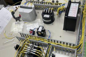 【その他】太陽光用饋電盤_保護継電器・計器類の制御配線作業