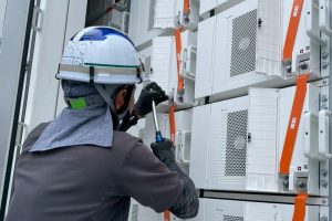 【系統用蓄電所】バッテリーモジュール接続工事