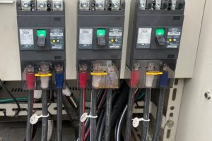 【太陽光発電設備】集電盤内 ブレーカー接続工事