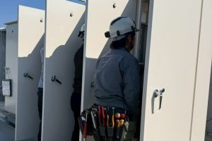 【高圧受変電設備】動力盤内機器の設置・配線作業
