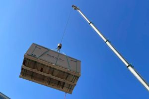 【高圧自家消費型】大型クレーンによる太陽光パネルの荷揚げ作業