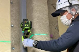 【高圧自家消費型】レーザー墨出し器によるパワコン架台の位置出し