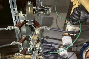 【高圧受変電設備】LBS（高圧交流負荷開閉器）の接地線接続作業