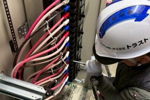 【高圧受変電設備】集電盤内の分岐ブレーカー接続・配線作業