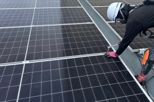 【高圧自家消費型】折板屋根上における太陽光パネルの設置および架台固定金具の締め付け工事