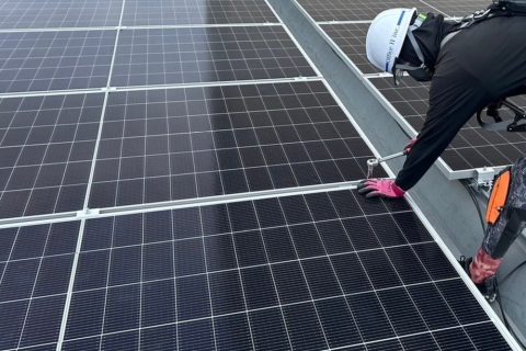 【高圧自家消費型】折板屋根上における太陽光パネルの設置および架台固定金具の締め付け工事