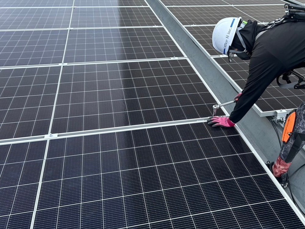 【高圧自家消費型】折板屋根上における太陽光パネルの設置および架台固定金具の締め付け工事