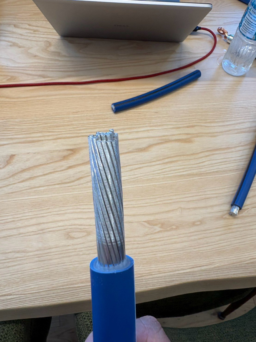 被覆をむいて表面を整えたアルミの導体