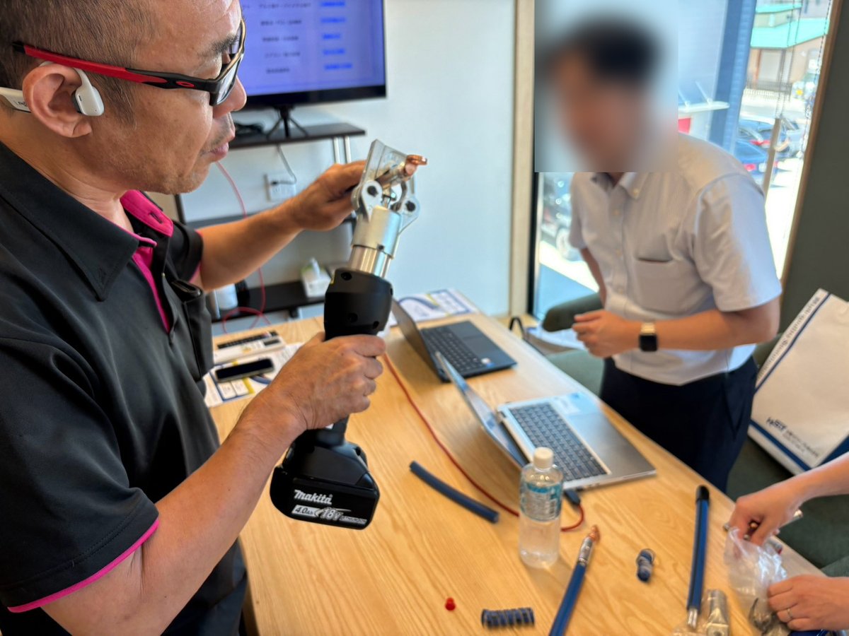 専用の圧着工具でバイメタル端子を圧着している様子