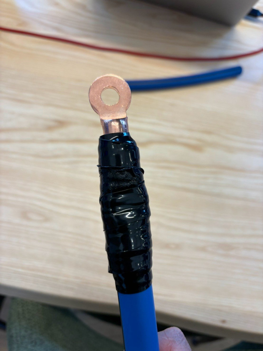 自己融着テープを巻いて絶縁処理をしたアルミケーブルの端末