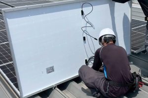 【高圧自家消費型】折板屋根へのパネル設置作業