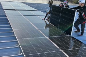 【高圧自家消費型】折板屋根への太陽光パネル設置工事