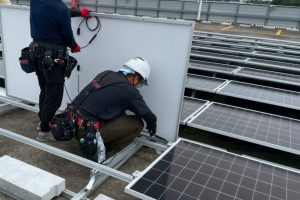 【高圧自家消費型】2名体制でのパネル取り付け作業