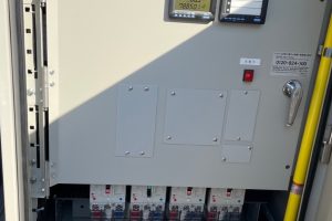 【その他】発電監視盤の電力量表示と分電盤内部